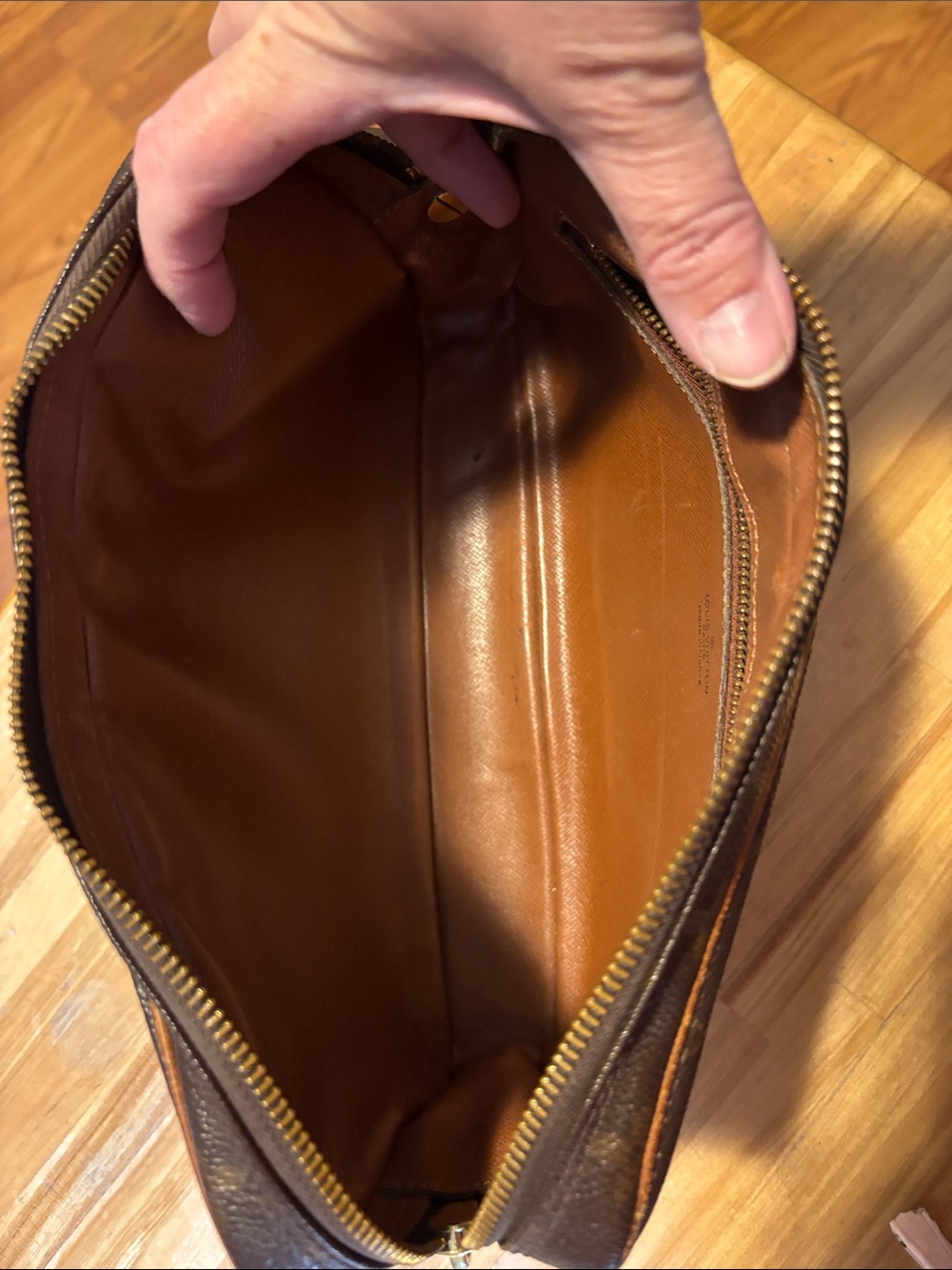 BUY THE CLUTCH/WRISTLET AT ASKING PRICE AND GET THE WALLET INCLUDED FOR FREE. - Picture 12 of 16